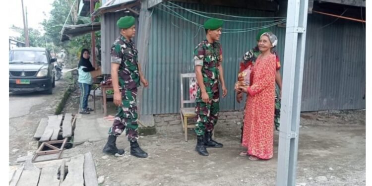 Perduli Warga Kurang Mampu Para Babinsa Dari Koramil 1405-05 / Mallusetasi, Salurkan Bantuan