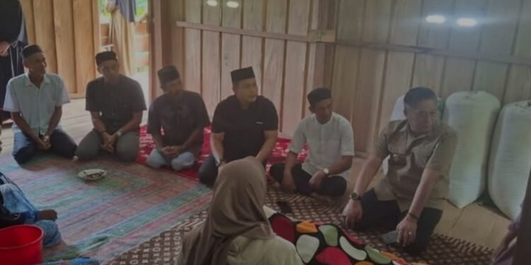 Wakil Bupati Barru Dr. Ir. Abustan Andi Bintang, M.Si., Melayat dan Tinjau Lokasi Jalan Lonsor Di Desa Paccekke