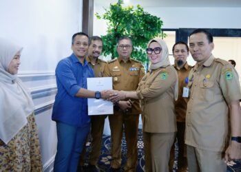 Bupati Di Dampingi Wakil Bupati Barru, Serahkan SK Pelaksana Tugas Pejabat Lingkup RSUD Lapatarai Barru        