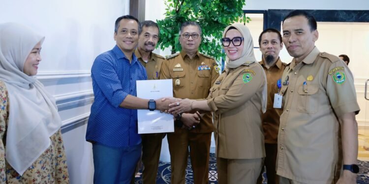 Bupati Di Dampingi Wakil Bupati Barru, Serahkan SK Pelaksana Tugas Pejabat Lingkup RSUD Lapatarai Barru        