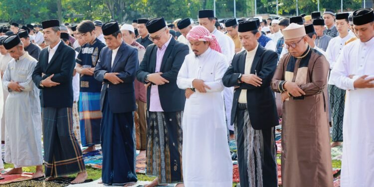 Bupati Bersama Wakil Bupati Barru Sholat ID di Lapangan Sumpang Binangae, Jadikan Momen Idul Adha Sebagai Ajang Silaturahmi