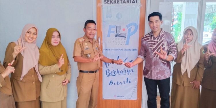 Disperkarsip Barru Serahkan Kunci Sekretariat Kepada Forum Lingkar Pena
