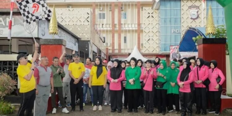 Polres Barru Gelar Jalan Santai Semarakkan Hari Bhayangkara ke-79 Wakil Bupati Barru Hadiri dan Apresiasi Kegiatan yang Rangkul Masyarakat