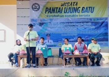 Hari Lingkungan Hidup Sedunia, Wakil Bupati Barru Pimpin Apel Bersama dan Aksi Bersih di Pantai Ujung Batu