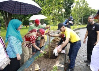 Wakil Bupati Barru Dr. Ir. Abustan Andi Bintang, M.Si., Lakukan Penanaman Pohon di Alun-Alun Colliq Pujie