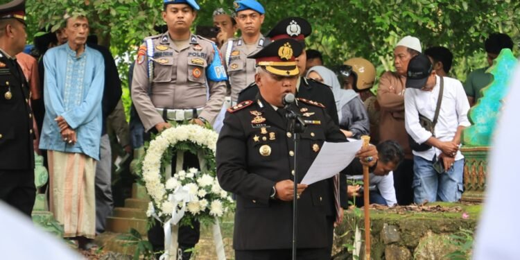 Kapolres Barru AKBP Dodik Susianto, S.I.K., Memimpin Upacara Pemakaman AKP Doris Hadiana, S.Sos., MH