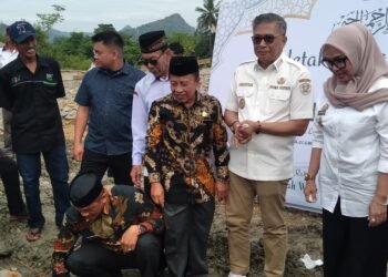 Bupati dan Wakil Bupati Barru Hadiri Peletakan Batu Pertama Pembangunan Masjid H.M. Rusdi Abdullah