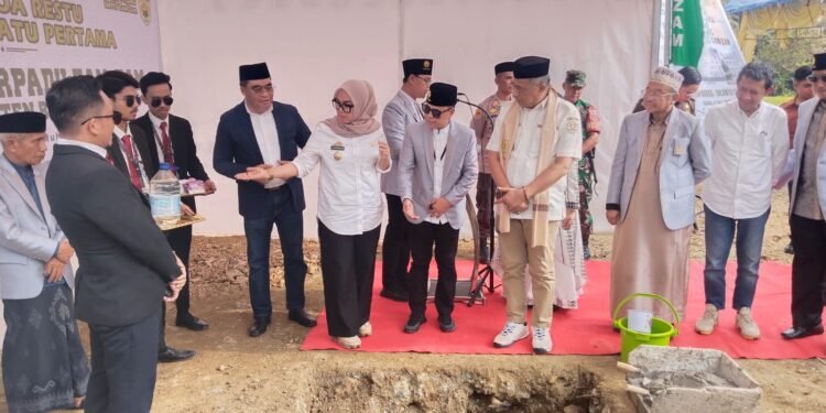 Bupati dan Wakil Bupati Barru Hadiri Peletakan Batu Pertama Pembangunan Gedung SMP Islam Terpadu Zam-Zam Kabupaten Barru