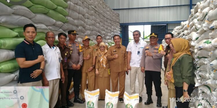 Tim Satgas Pangan Barru Bersama Pinca Bulog Pare-pare Lakukan Pengecekan Kualitas Beras Siap Salur untuk Masyarakat