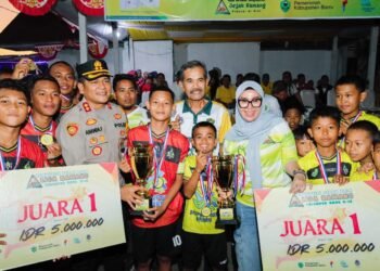 Bupati Barru Secara Resmi Menutup Kompetisi Sepak Bola Liga Ramang 2025, U-12 dan U-15