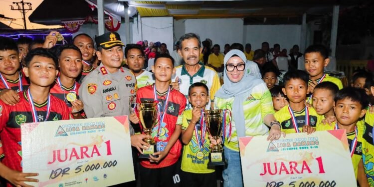 Bupati Barru Secara Resmi Menutup Kompetisi Sepak Bola Liga Ramang 2025, U-12 dan U-15