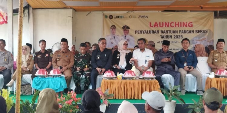 Bupati Barru Bersama Wakil Bupati Hadiri Launching Penyaluran Bantuan Pangan Beras Kabupaten Barru Alokasi Juni – Juli 2025