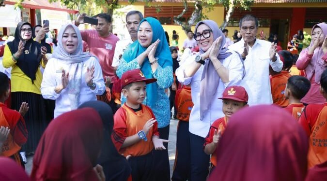 PAGI CERIA PENUH SEMANGAT, BUPATI BARRU DAN KETUA TP PKK RAYAKAN HARI ANAK NASIONAL BERSAMA ANAK-ANAK