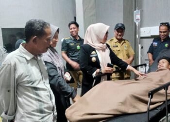 Di Sela Kesibukannya, Bupati dan Wakil Bupati Barru Menyempatkan Waktu Besuk Pemain PS.POP yang Cedera di IGD RSUD La Patarai Barru