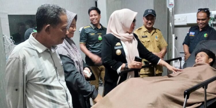 Di Sela Kesibukannya, Bupati dan Wakil Bupati Barru Menyempatkan Waktu Besuk Pemain PS.POP yang Cedera di IGD RSUD La Patarai Barru