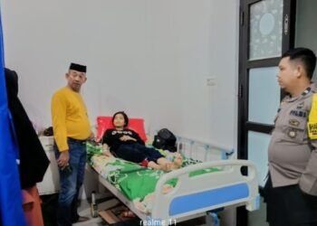 Wujud Kepedulian Sosial Kapolsek Pujananting Bersama Bhabinkamtibmas Jenguk Salah Satu Warga di Puskesmas Doi-Doi