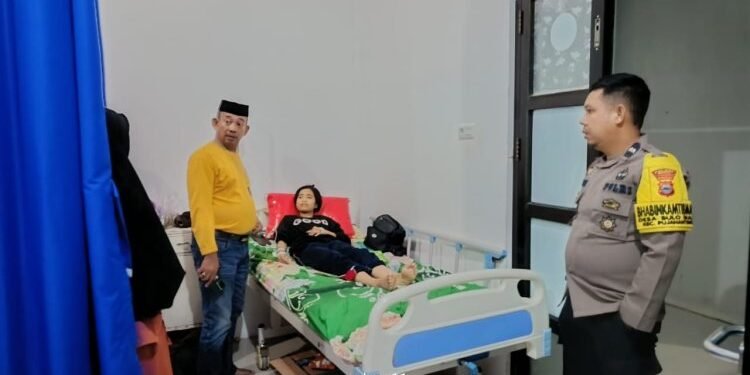 Wujud Kepedulian Sosial Kapolsek Pujananting Bersama Bhabinkamtibmas Jenguk Salah Satu Warga di Puskesmas Doi-Doi