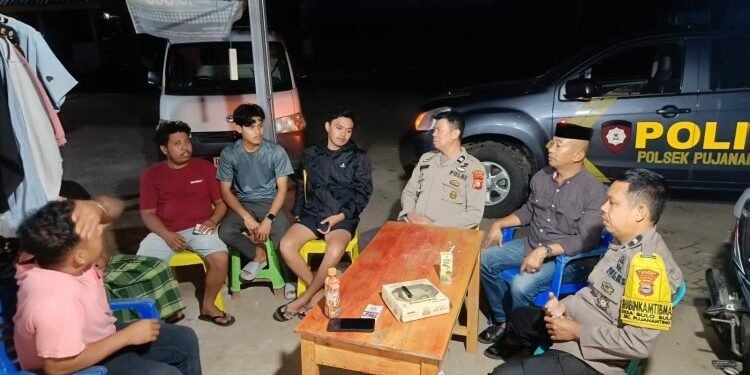 Tingkatkan Keamanan Warga Kapolsek Pujananting IPTU Sahabuddin Pimpin Patroli Malam        