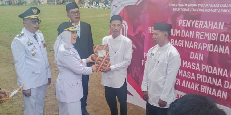 Bupati Barru Serahkan SK Remisi Secara Simbolis Kepada Warga Binaan Rutan Kelas IIB Barru