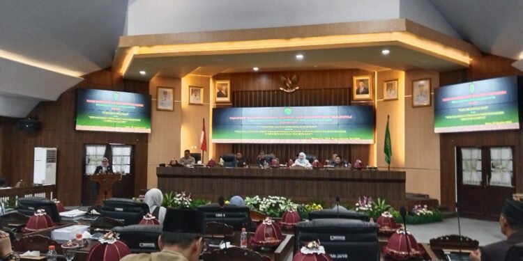 Serahkan Ranperda, DPRD Barru Gelar Paripurna Tata Cara Pemilihan Kepala Desa kepada Bupati Barru Andi Ina Kartika Sari, SH., M.Si.