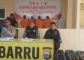 Polres Barru Mengamankan Empat Orang Tersangka Penyalahgunaan Bahan Bakar Minyak (BBM) Jenis Solar Bersubsidi