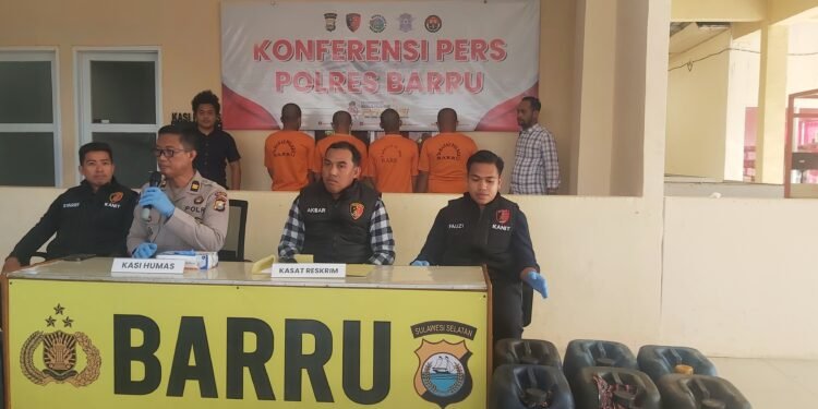 Polres Barru Mengamankan Empat Orang Tersangka Penyalahgunaan Bahan Bakar Minyak (BBM) Jenis Solar Bersubsidi