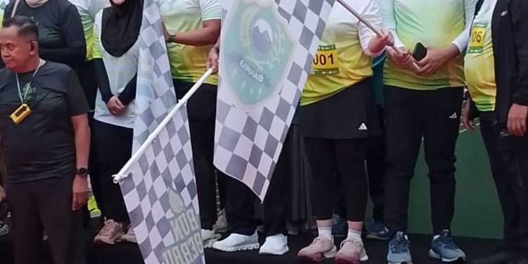 Bupati dan Wakil Bupati Barru Resmi Lepas Ribuan Peserta “RUN TO BERRU 2025” di Taman Colliq Pujie