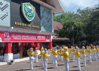 Wakil Bupati Barru Apresiasi Semangat Para Peserta Lomba Gerak Jalan Tingkat SD dan SLTP , Meriahkan HUT RI ke-80