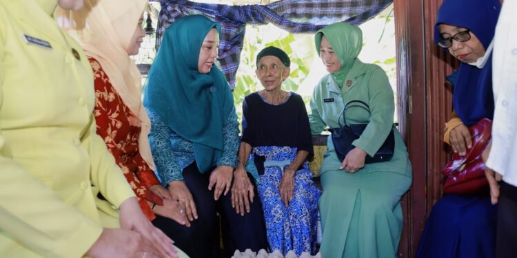 Pemkab Barru Melalui Dinas Sosial, TP PKK , DW Persatuan Gelar Anjangsana, Berbagi Sesama Yang Kurang Mampu