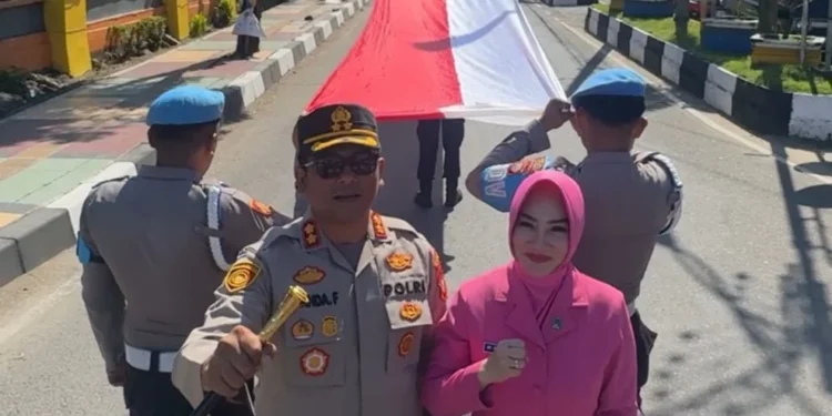 Merah Putih Membentang Sepanjang 800 Meter, Kapolres Barru Pimpin Langkah Penuh Semangat