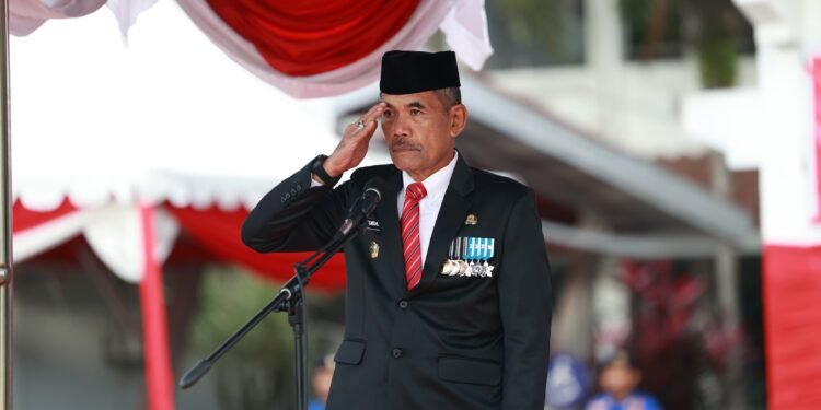 Pj. Sekda Barru Abu Bakar, S.Sos., M.Si., Bertindak Selaku Inspektur Upacara, Peringatan HUT ke-80 RI di Halaman Kantor Bupati Barru