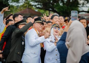 Luapan Kegembiraan Usai Upacara Penurunan Bendera, Bupati Bersama wakil Bupati Barru: “Ayo, Kita Selfie Sama-Sama”