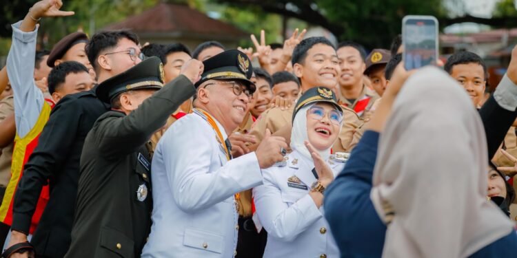 Luapan Kegembiraan Usai Upacara Penurunan Bendera, Bupati Bersama wakil Bupati Barru: “Ayo, Kita Selfie Sama-Sama”
