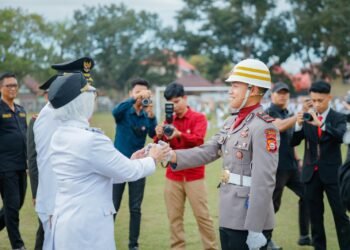 Bupati dan Wakil Bupati Barru Apresiasi Ipda Muhammad Fauzi Nur Alifka, S.Tr.K., M.H., Sebagai Komandan Upacara Penurunan Bendera