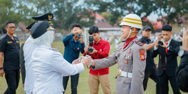 Bupati dan Wakil Bupati Barru Apresiasi Ipda Muhammad Fauzi Nur Alifka, S.Tr.K., M.H., Sebagai Komandan Upacara Penurunan Bendera