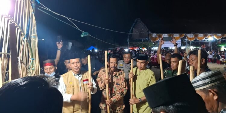 Bupati Barru Diwakili Oleh Kadis Pertanian Hadiri Semarak Budaya Mappadendang di Dusun Matajang