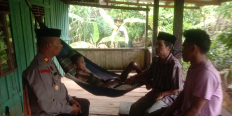 Peduli Sesama, Kapolsek Pujananting Berikan Bantuan kepada Warga yang Tiga Tahun Terbaring Sakit