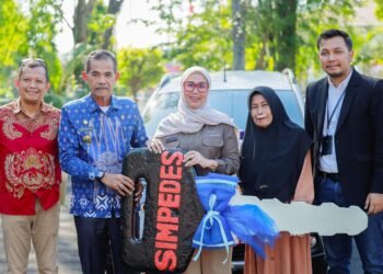 Bupati Barru di Dampingi Pimpinan Cabang BRI Barru Secara Resmi Menyerahkan Hadiah Utama Program Simpedes BRI Tahap II