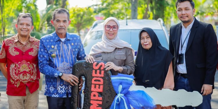 Bupati Barru di Dampingi Pimpinan Cabang BRI Barru Secara Resmi Menyerahkan Hadiah Utama Program Simpedes BRI Tahap II