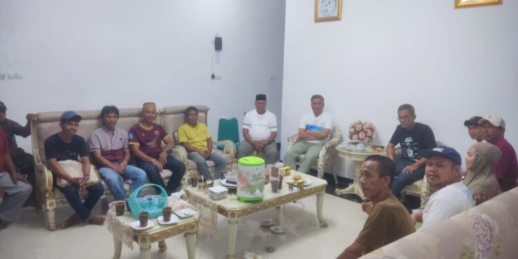 Wakil Bupati Barru Menerima Pengaduan Para Nelayang Yang Sudah Beberapa Hari Tidak Mendapatkan Solar Bersubsidi