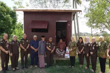 Kejaksaan  Negeri Barru Gelar Bakti Sosial dan Anjangsana Dalam Rangka HUT Kejaksaan Ke-80