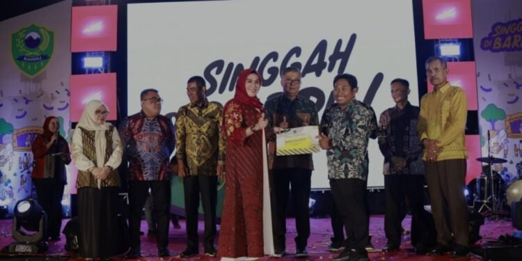 Bupati Barru Beri Penghargaan Gelar NLP Tujuh Kepala Desa, Satu Kepala Desa Lolos Seleksi ke PJA Tingkat Nasional