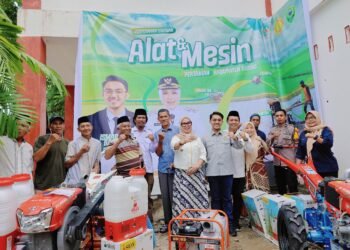 Bupati Barru Bersama Anggota DPR RI Ismail Bahtiar Serahkan Bantuan Alsintan dan Beasiswa PIP