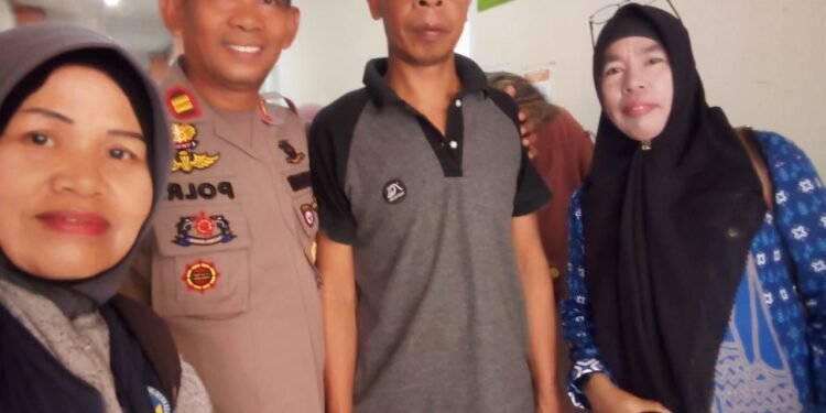 Peduli Sesama, Kapolsek Pujananting Bersama Lurah Mattappawalie dan TKSK Beri Pelayanan Kesehatn bagi ODGJ