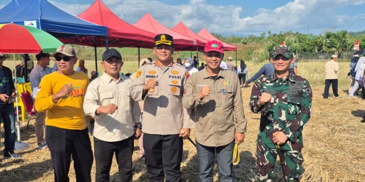 Kadis Pertanian Barru Mendampingi Direktur Pusdiklat Kementan RI Lakukan Monev dan Tanam MT III di Barru