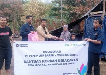 Kolaborasi PLN Indonesia Power UBP Barru dan PWI Barru Salurkan Bantuan untuk Korban Kebakaran di Pakka Mallusetasi
