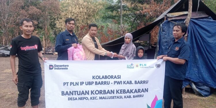 Kolaborasi PLN Indonesia Power UBP Barru dan PWI Barru Salurkan Bantuan untuk Korban Kebakaran di Pakka Mallusetasi
