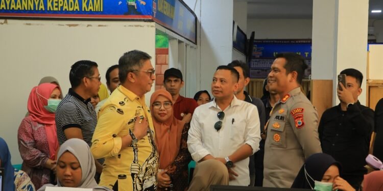 Kapolres Barru Bersama Wakil Bupati Barru, Meninjau Langsung Jalannya Pelayanan Pengambilan SKCK