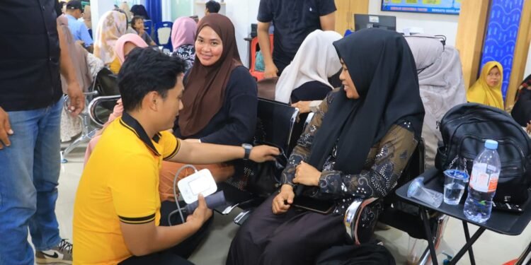 Polres Barru Menyiapkan Posko Kesehatan, Memastikan Para Pemohon SKCK Terpantau Kondisinya
