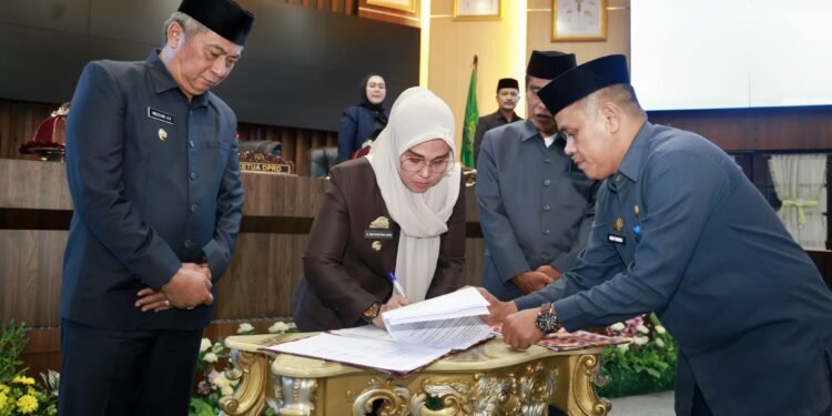 Bupati Barru Resmi Menandatangani Nota Kesepakatan Perubahan KUA dan PPAS, APBD Tahun Anggaran 2025